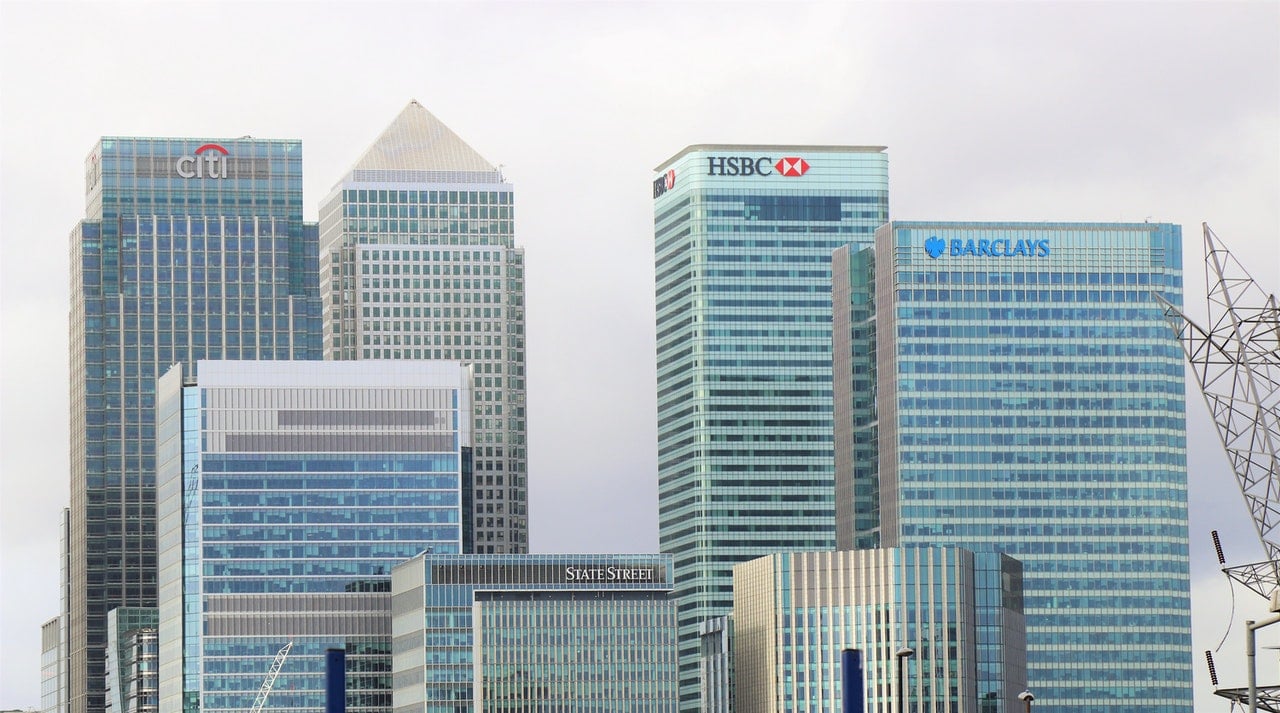 Should I Finance a Car Through a Bank or a Dealer?